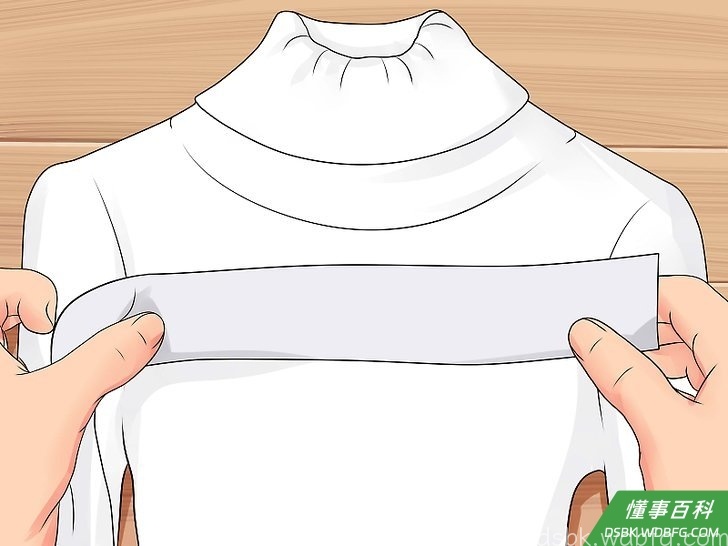 Step 1 将绷带缠在高领毛衣或长袖衬衫前。