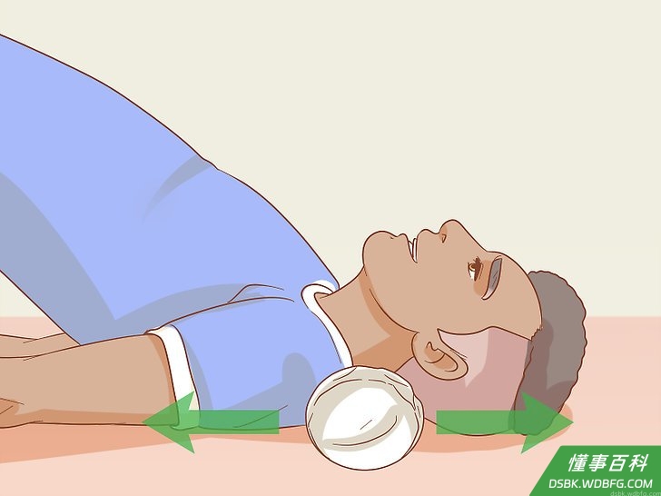 Step 3 继续用滚轮按摩颈部，直到颈部得到放松。
