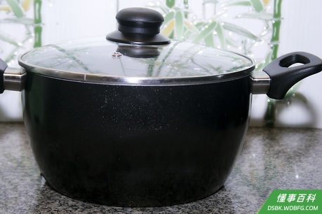Step 6 使用一个大平底锅或煮锅。