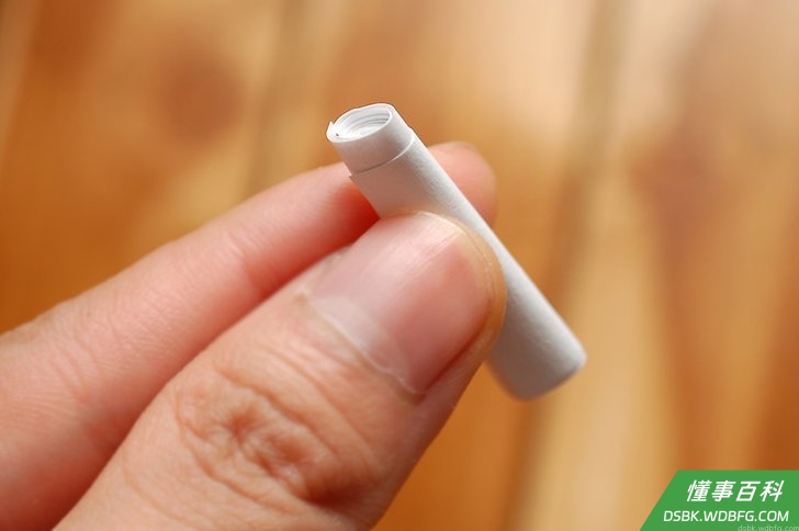 Step 3 将对折后的纸条纵向卷起来。