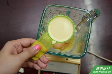 Step 4 在搅拌机里倒入1/4杯 (59ml) 无糖杏仁奶。