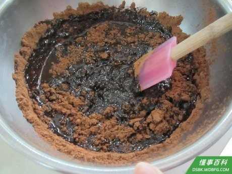 Step 6 将可可粉搅入烧开的水中,直到完全溶解。