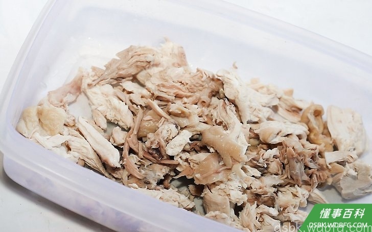 Step 8 将鸡肉中的骨头剔除出去，放在一旁，这样鸡汤中就不会有骨头。
