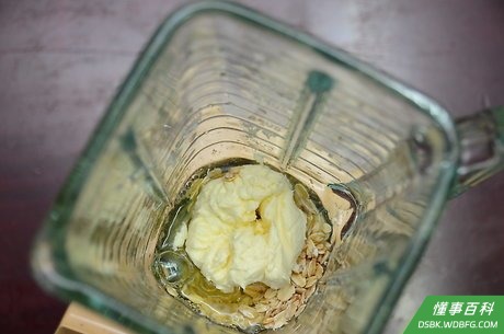 Step 4 加入1/3 杯(79毫克) 低脂，无盐的松软干酪。