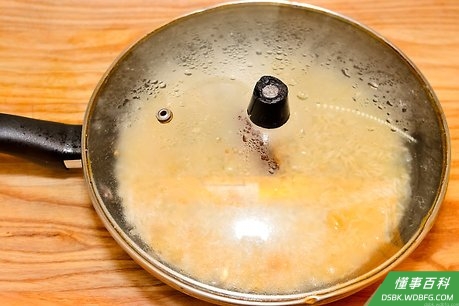 Step 8 将米饭从炉子上取下然后静置5分钟，检查一下米饭看起来什么样——如果稍稍有些潮湿就正好。...