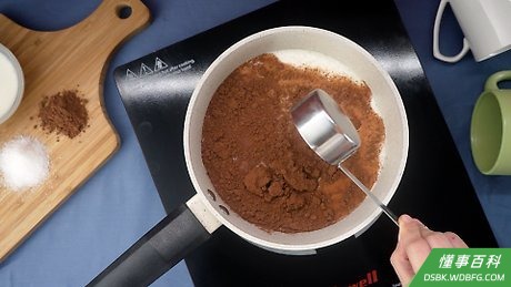 Step 1 把牛奶、白糖、可可粉倒入奶锅。