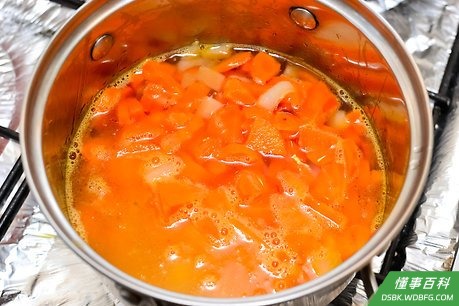 Step 3 把汤盖起来煮10分钟,必要时加点水。