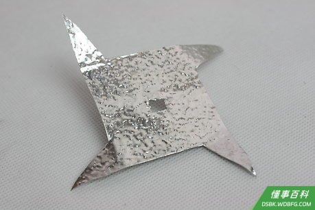 Step 8 用金属片做飞镖。