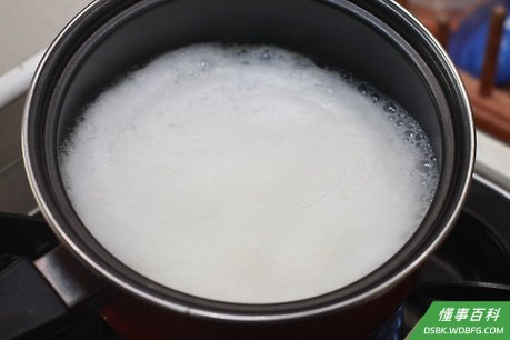 Step 2 用小火煮这些原料，直到奶油融化。