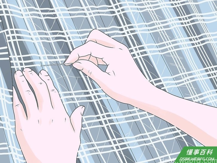 Step 4 在布匹底部先粗略地将褶子缝住固定。
