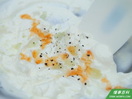 Step 2 加入酸奶油和山葵根。