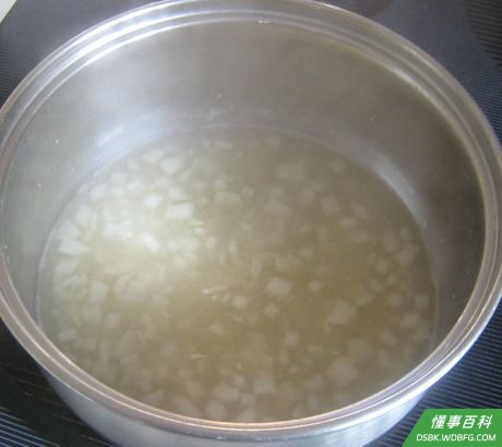 Step 3 将锅从火上移走，然后将混合物倒到碗里，放到一边冷却。
