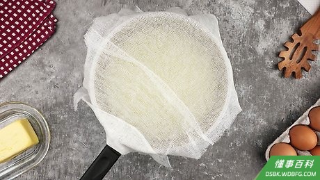 Step 3 把乳清从火炉上拿开，等它凝固。
