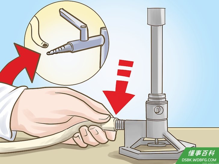 Step 2 把胶管一头接在燃气输出接头上，另一头接在煤气喷灯上。