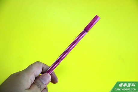 Step 1 选一支彩色马克笔,淡紫色最佳,然后厚厚地在皮肤上涂一块。