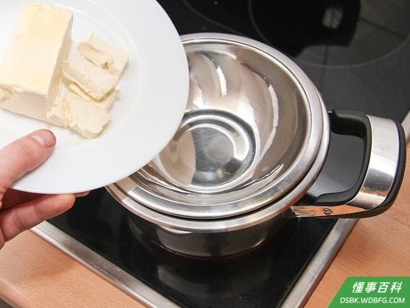 Step 4 在蛋黄里加入黄油，每次只放一茶匙的量。