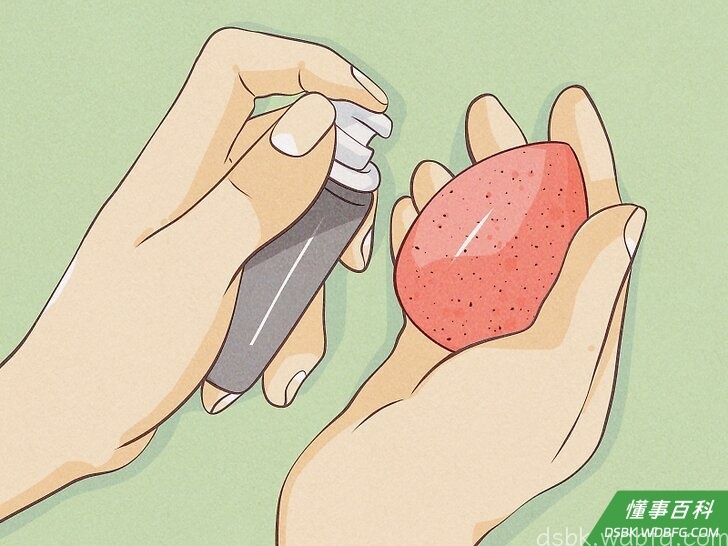 Step 2 先在化妆棉上喷点化妆水。
