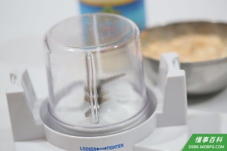 Step 2 用叉子把金枪鱼和蛋黄酱拌匀。