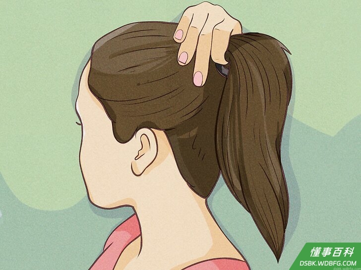 Step 2 把马尾辫或发髻向后捋。