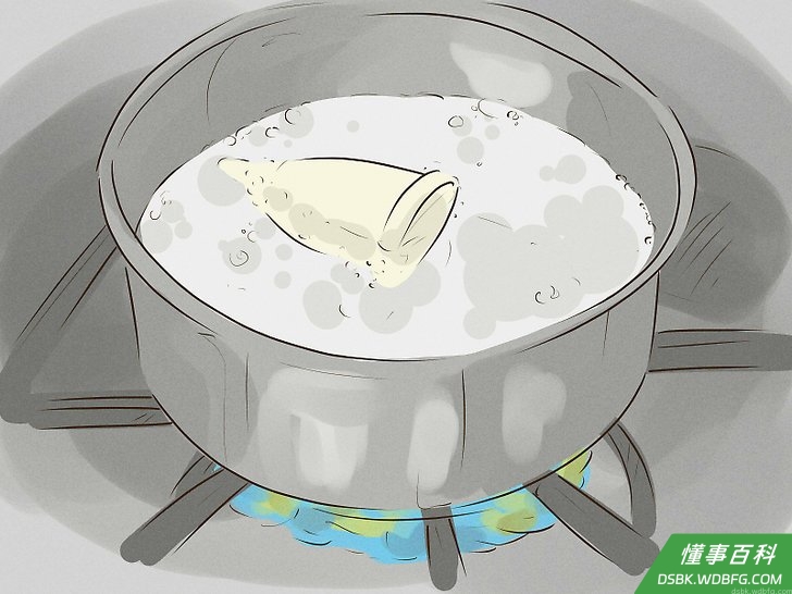 Step 1 在月经结束后，将月经杯放入水中煮沸消毒。