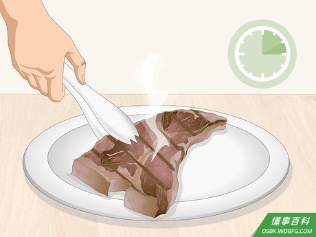 Step 4 让牛排静置几分钟,再摆盘上桌。