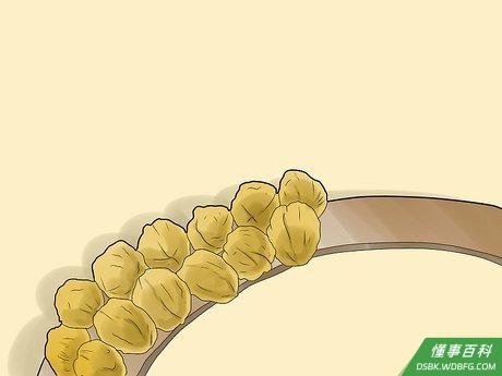 Step 4 把坚果粘在花环架上，开始先围着中间的那个洞粘一圈，然后再围着第一个圈粘第二圈，一直粘，直到整个花环架被粘满。...