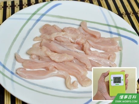 Step 3 煮无骨无皮的鸡里脊肉十分钟或者更短的时间。