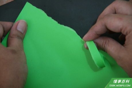 Step 3 将纸折叠,剪裁或撕成不同的形状。