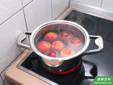 Step 3 桃子灼水。