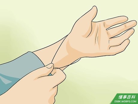 Step 3 在手腕上绑一条橡皮筋。