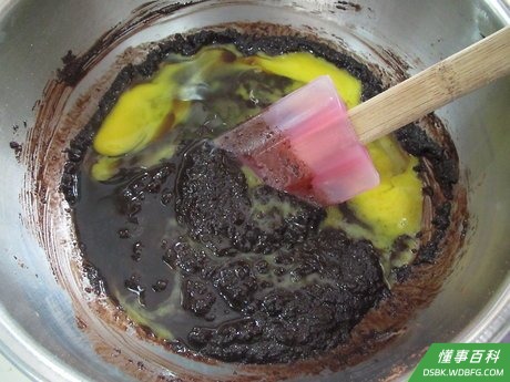 Step 7 加入鸡蛋和香草香精,记住在加入之前,上一步的混合液温度已经下降,这样鸡蛋才不会煮熟。...