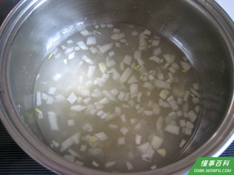 Step 1 将蒜、酒和洋葱加到一个小锅里，然后加热到沸腾。