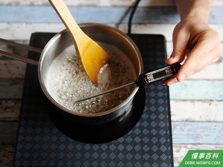 Step 4 把锅里的混合物煮沸。