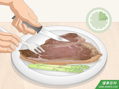 Step 5 让牛排静置几分钟,再摆盘上桌。