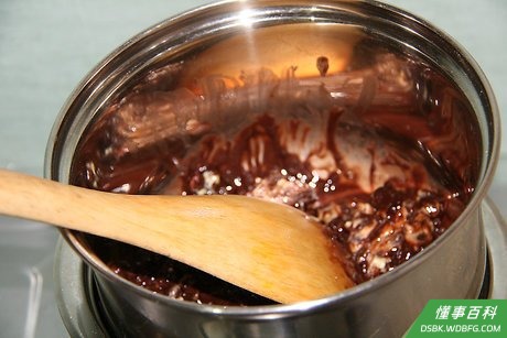 Step 1 用小火再一只炖锅里融化巧克力和黄油。