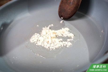 Step 1 热大蒜。