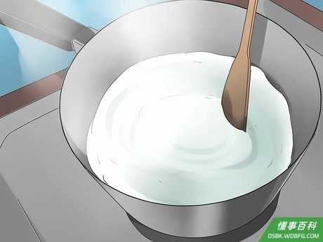 Step 1 用文火将牛奶、鲜奶油和椰奶慢慢烧开。
