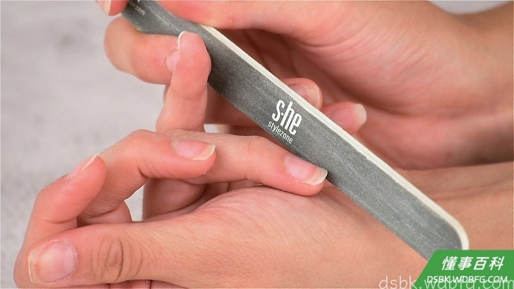 Step 1 把指甲锉光滑，修型。