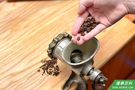 Step 4 用老式的绞肉器或研磨器。