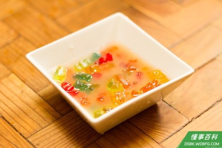Step 2 将橡皮糖泡到酒里。