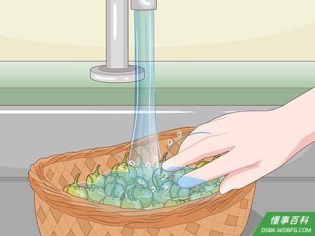 Step 2 把摘下来的西红柿洗净擦干。