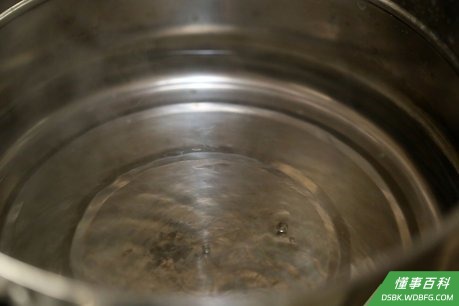 Step 2 在锅里放少量的水烧着。