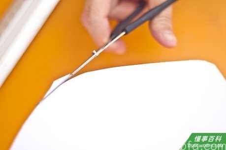 Step 2 用剪刀或者美工刀将三角形剪下来。