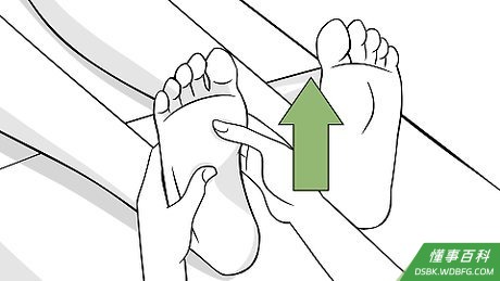 Step 1 用双手抓住脚底。