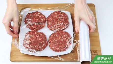 Step 1 把捏好的肉饼放入盘子里。