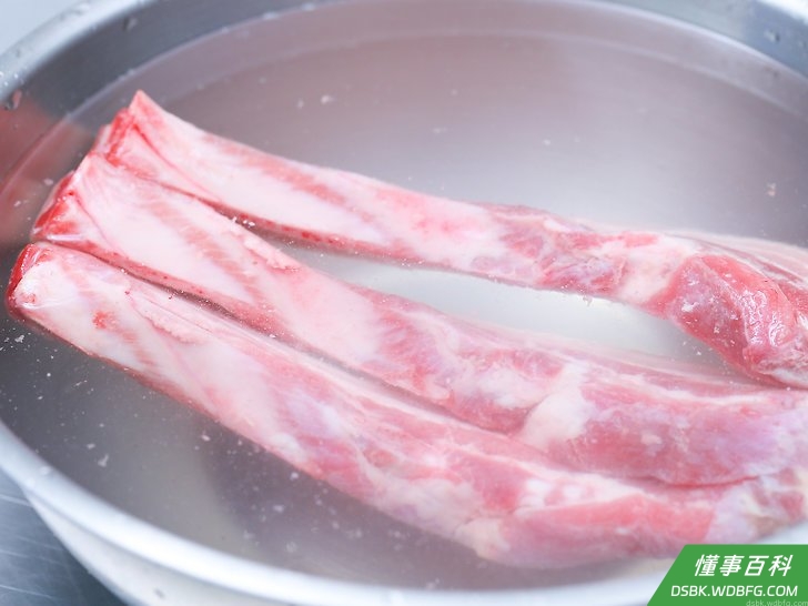 Step 3 用浓盐水浸泡猪肉。