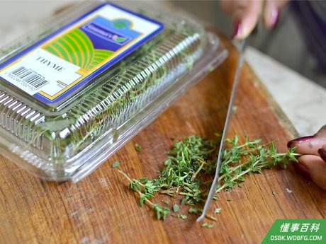 Step 2 把蔬菜和香料切碎。