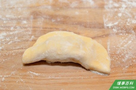 Step 3 F将锅贴轻轻包起。