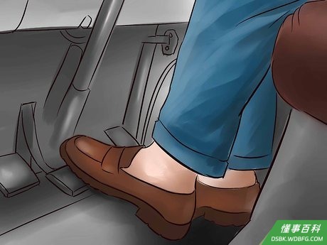 Step 4 踩下制动器。