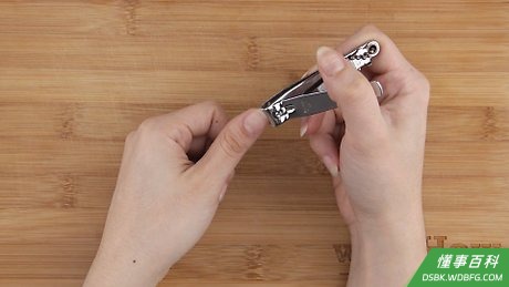 Step 2 修剪你的指甲。